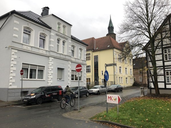 Die Einbahn-Schilder in der Schülerstraße bleiben. - © Thomas Reineke