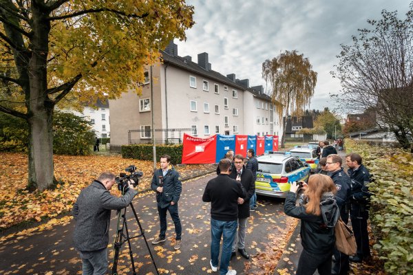 Großes Medieninteresse vor dem Tatort. Ein Absperrzaun soll Neugierige abhalten. - © Torben Gocke