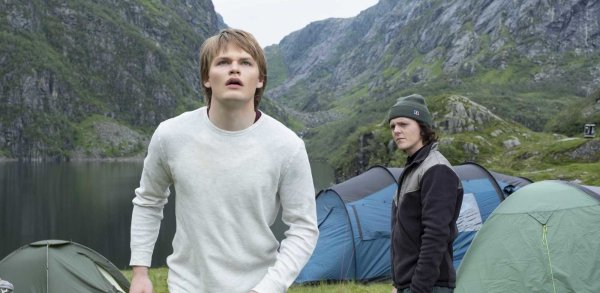 Magne (David Stakston) entdeckt beim Campen im Gebirge rund um die Stadt Edda ein dunkles Geheimnis. Sein Bruder Laurit (Jonas Strand Gravli, rechts im Bild) hat derweil ganz andere Sorgen... - © Netflix