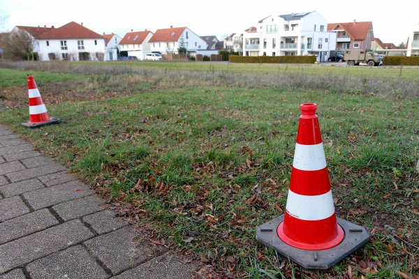 Dort, wo die beiden Verkehrskegel stehen, sollte bislang die Einfahrt zum Gelände der geplanten Wohnprojektes Johanneshof sein. Der Verkehrsausschuss der Gemeinde forderte eine Verlegung der Einfahrt an den Johannesweg. - © Thomas Dohna