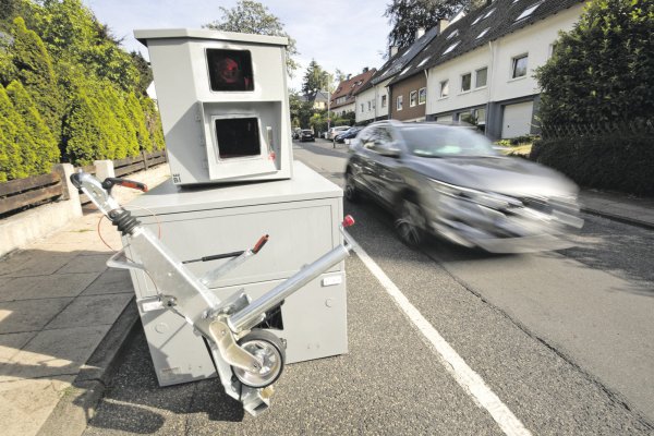 Bernd der Blitzer, ein mobiles Blitzergerät, der Stadt Bielefeld wird zur Tempokontrolle eingesetzt. - © Oliver Krato