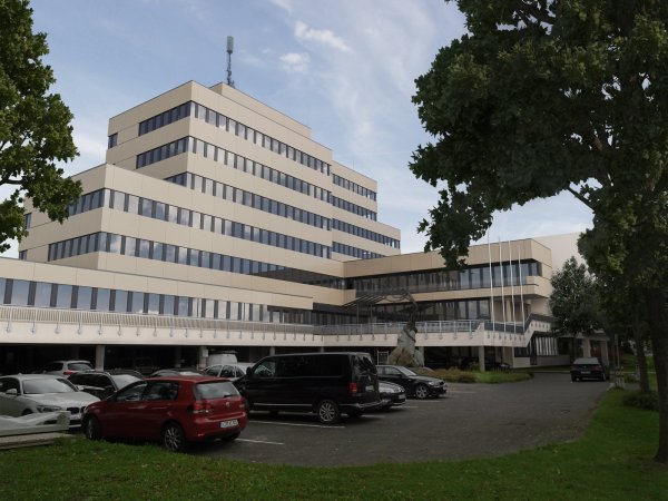 So soll das Rathaus nach der Sanierung aussehen. Insgesamt investiert die Stadt in ihren Hauptsitz 13,5 Millionen Euro. - © Stadt Bad Salzuflen