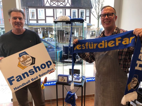 Im Fanshop in der Straße Am Markt 11a: Frank Sundermann (links), Marketingverantwortlicher der HSG Bad Salzuflen, und Schuhmachermeister Marco Gräfe, zeigen einige Fan-Utensilien. In dem Geschäft gibt es auch Formulare für die Spendenaktion. - © Thomas Reineke