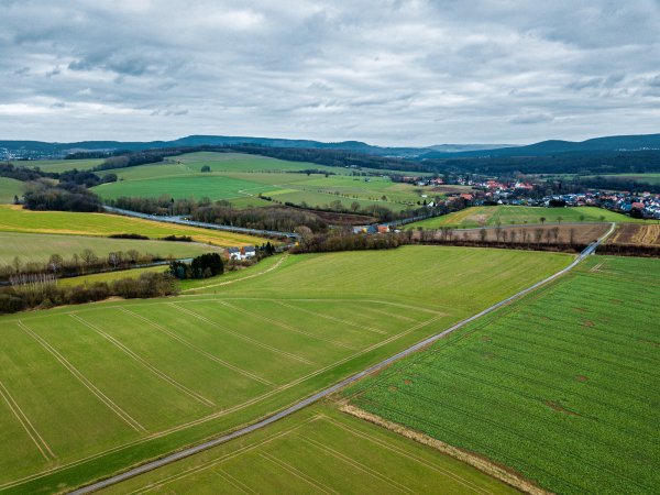 Auf diesem Areal soll künftig ein Logistikzentrum für bis zu 1500 Mitarbeiter entstehen. Im Hintergrund ist die Ortschaft Wöbbel zu sehen. - © Torben Gocke