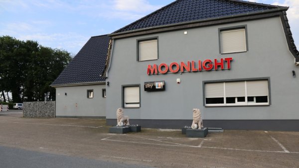 Ende 2018 sind mehrere Schüsse auf das Bordell „Moonlight-Club" im Kreis Herford abgegeben  worden – der Angeklagte aus Detmold bestreitet die Tat. - © Lena Kley