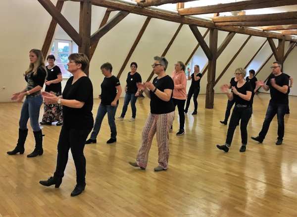 Alleine tanzen als Gruppenerlebnis- zwei Stunden Bewegung und Spaß bei guter Musik. - © Tanja Andersen