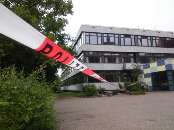 Abgesperrt: Am Leopoldinum hat die Polizei Sicherheitsvorkehrungen 
getroffen. Eine Chemikalie, die als Sprengstoff eingestuft wurde, musste 
entsorgt werden. - © Vanessa Siemens