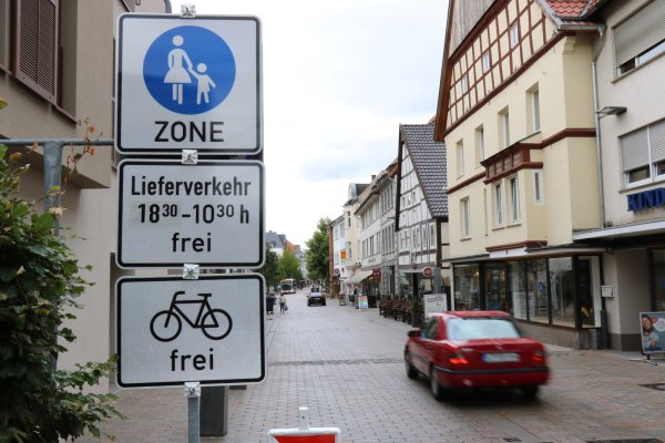 Ab der Ecke Oster-/Grabenstraße beginnt – zumindest für die nächsten drei Monate – die Fußgängerzone. Das interessiert offenbar allerdings nicht jeden Autofahrer. - © Alexandra Schaller