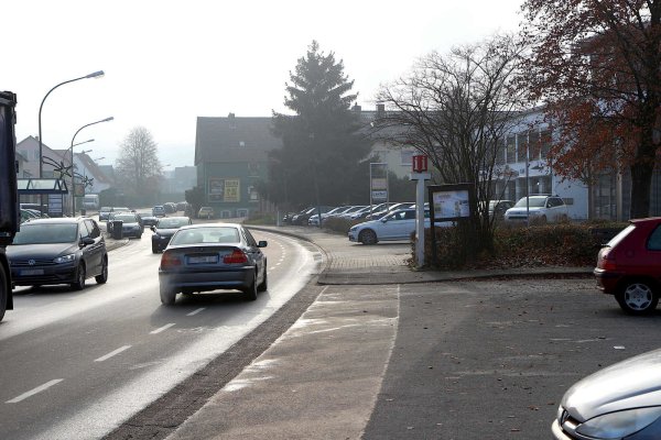 Im Integrierten städtebaulichen Entwicklungskonzept (ISEK) „Gemeinde Leopoldshöhe 2030“ sind Querungshilfen für die Hauptstraße und ein Dorfplatz für Asemissen vorgesehen. Private Hausbesitzer können nach dem Beschluss einer Sanierungssatzung für Asemissen, Zuschüsse beantragen und Kosten besser von der Steuer absetzen. Foto: Thomas Dohna - © Thomas Dohna
