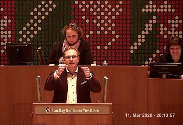 Maelzer erklärt die Sache mit dem Kupferdraht.  - © SPD