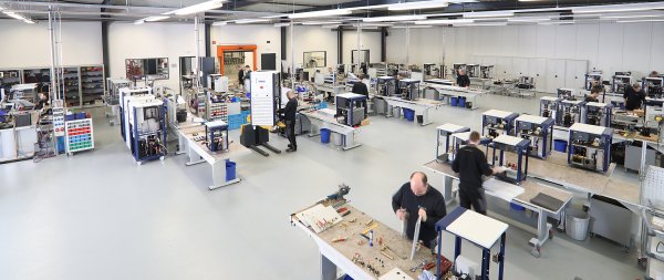 Es wird zu eng: Die Firma Van der Heijden Labortechnik will im Humfelder Industriegebiet expandieren. Die Produktion, hier im Bild, aber auch Lager und Versand sollen mehr Platz bekommen. - © Van der Heijden GmbH