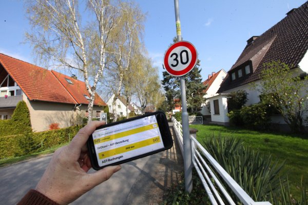 Bestellung übers Smartphone: Neben der Möglichkeit, dass Sammeltaxi online zu buchen, gibt es nun auch zusätzliche Einstiegpunkte. Die Haltestellen sind mit einer gelben AST-Banderole an Laternenmasten markiert, wie hier in Vahlhausen. - © Vera Gerstendorf-Welle