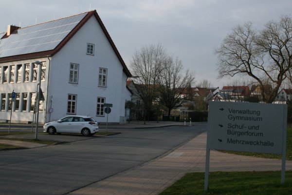 Soll verkehrsberuhigt werden: die Große Twete mit Grundschule und Gymnasium. - © Sylvia Frevert
