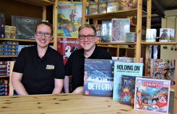 Spielen ist ihre Leidenschaft: Ihre private Sammlung zählt rund 300 Spiele. Für den Online-Versand bietet das Fromhausener Paar Janica Feldt und Sven Findeisen mit mehr als 1000 verschiedenen Versionen Spielspaß an. - © Greta Wiedemeier