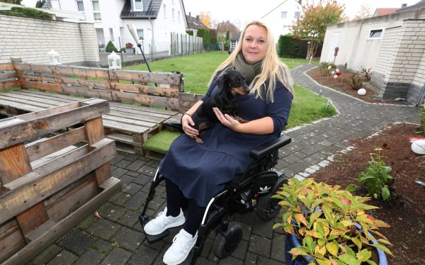 Anke Rustemeier leidet an der seltenen Krankheit PLS und kann sich draußen nur noch mit dem Rollstuhl fortbewegen. - © Wolfgang Rudolf