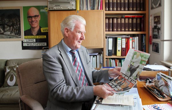 „Acker holt Bier für alle": Hans Pohl bewahrt Berichte über ihn und seinen Freund „Acker" Gerd Schröder sorgfältig auf. Sohn Burkhard, obwohl bei den Grünen, darf vom Plakat aus zugucken. - © Bernhard Preuss