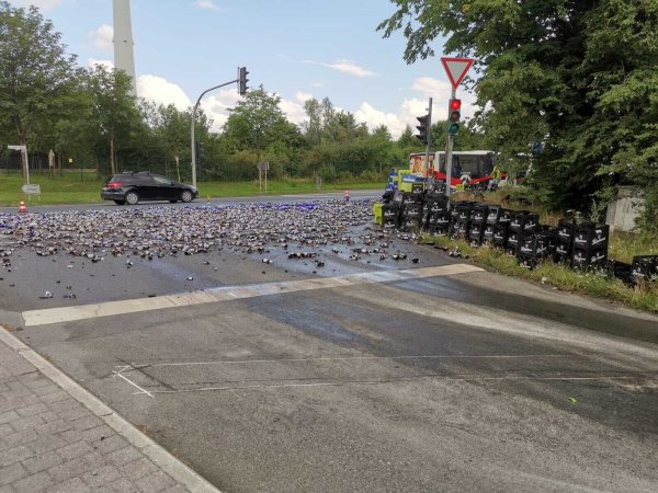 Ein Lkw hat etwa 200 Kisten Bier verloren. Die Feuerwehr Paderborn war mit den Aufräumarbeiten vor Ort beschäftigt. - © Feuerwehr Paderborn