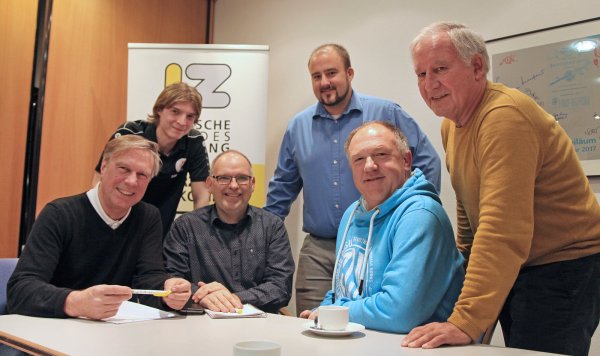 Wie sieht es mit Gewalt oder Beleidigungen gegenüber Schiedsrichtern auf Lippes Plätzen aus? Diese und andere Fragen diskutierten (von links) LZ-Redakteur Dietmar Welle, Max Meckelmann, LZ-Redakteur Oliver König, Sebastian Termöllen, Udo Schlingmann und Manfred Heinrich. - © Vera Gerstendorf-Welle