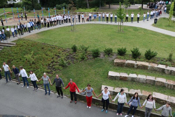 Die Schüler und Schülerinnen des Grabbe Gymnasiums setzen ein gemeinsames Zeichen gegen die Amokdrohungen, die seit März regelmäßig durch Schmierereien verbreitet werden. - © Till Sadlowski