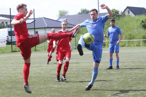 Hoch das Bein: Bexterhagens Dominik Dodt hält den Schlappen drüber, doch Asemissens Diego Giesbrecht Ketler kommt mit dem Schrecken davon. - © Dietmar Welle