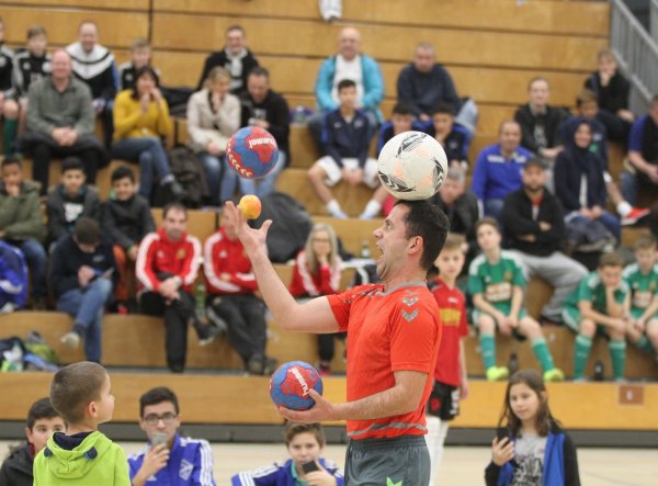 Highlight 2016: Der Ballvirtuose Sinan Öztürk begeisterte die Zuschauer zwischen den Spielen. - © Sebastian Lucas