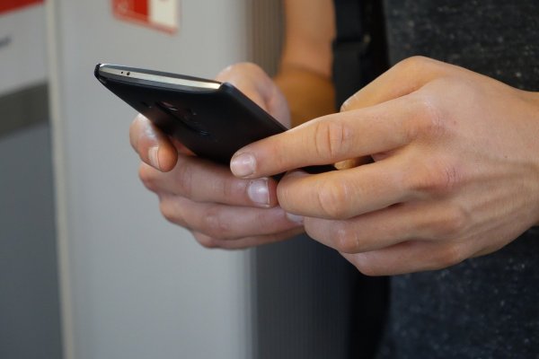 Es können unbedachte Klicks am Smartphone sein, die weitreichende Folgen haben: Kinderpornoigrafisches Material wird auch durch Minderjährige selbst verbreitet - wenn auch zum Teil nur unbewusst. - © Symbolbild: Pixabay