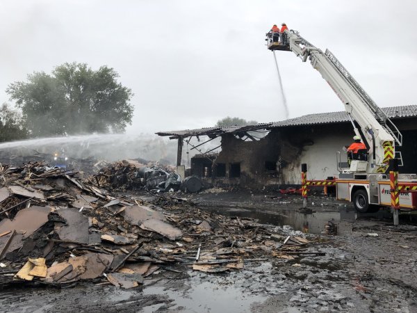 Einsatzort Ladestraße: 52 Stunden lang war die Feuerwehr mit dem Kampf gegen die Flammen in einer Doppelhalle am Schötmaraner Bahnhof beschäftigt. Löschschaum floss über die Werre bis in die Herforder Innenstadt. - © Thomas Reineke