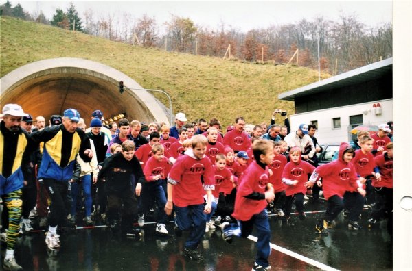 Ein Tunnellauf bildete den Auftakt zu einem ersten Tunnel-Besichtigungstag für alle Oerlinghauser im November 1998, kurz vor der offiziellen Eröffnung der Umgehungsstraße. Bis zu 20.000 Fahrzeuge täglich müssen sich nun nicht mehr durch die Bergstadt quälen. - © Archivfoto Horst Biere