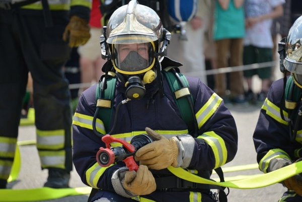 Viele Menschen engagieren sich ehrenamtlich zum Beispiel bei der freiwilligen Feuerwehr. - © Symbolbild: Pixabay