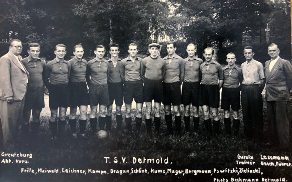 Die legendären Detmolder Fußballhelden von 1950: (von links) Abteilungsleiter Erich Creutzburg, Kurt Fritz, Helmut Maiwald, Kurt Leichner, Hans Kampe, Dragan Mihailovic, Theo Schlink, Werner Hums, Heinz Mager, Werner Bergmann, Alfred Pawlitzki, Klemens Zielinski, Trainer Erich Garske und Geschäftsführer Fritz Lesemann nahmen Aufstellung für das Photostudio Beckmann. - © Archiv Familie Kampe
