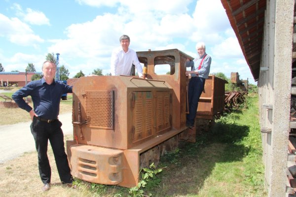 Bereiten die Feldbahnausstellung vor: (von links) Museumsdirektor Willi Kulke, Dr. Burkhard Beyer und Rüdiger Uffmann mit einer Lok einer alten Feldbahn. Die Ausstellung wird Sonntag auf dem Gelände in Hagen eröffnet. - © Cordula Gröne