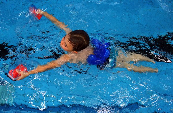Schwimmen lernen ist wichtig. Doch viele Kurse können derzeit nicht stattfinden. - © picture alliance / dpa