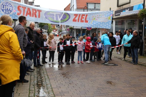 Aufregung vor dem Start: Das Familienzentrum Pusteblume hat 35 Grundschüler und Kindergartenkinder zum Lauf begrüßt. - © Alina Hetland