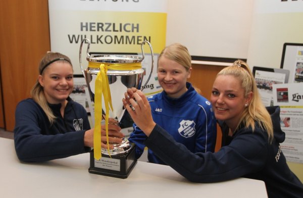 Gute Laune beim LZ-Cup-Besuch: Charlene Liesegang (links) und Sina Müller (rechts) vom TSV Sabbenhausen sowie Anna-Lena Meier von Titelverteidiger FC Donop-Voßheide. - © Sebastian Lucas