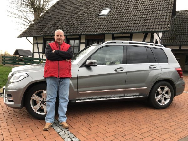 Thomas Müller steht vor seinem Mercedes GLK 220. Das Auto hatte er 2017 gebraucht von einem Mercedes-Händler gekauft. Müller will den Kaufpreis erstatet bekommen, weil der Wagen seiner Ansicht nach mit einer Manipulationssoftware ausgestattet wurde, welche den Ausstoß an Stickoxiden beschönigt. - © Sven Kienscherf