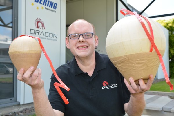 Pyrotechniker Stefan Schönfelder (33) zeigt, dass statt der großen Kugel- nun die kleinere Feuerwerksvariante zum Einsatz kommen wird. - © Karin Prignitz
