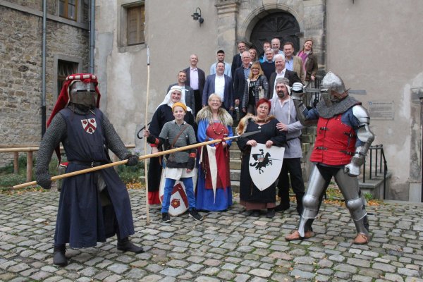 Ein Hauch von Mittelalter rund um die Burg: Organisatoren, Teilnehmer und Sponsoren freuen sich auf "Kläschen mit Bardentreffen". - © Michaela Weiße