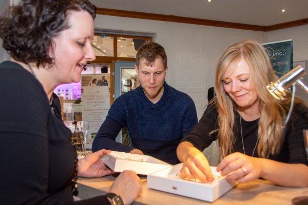Ein Paar lässt sich von Elke Reymann zu passenden Trauringen beraten. - © Raphael Bartling