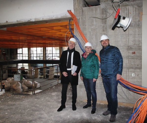 Architekt Jan Krahmer (Büro4), Birgit Lange-Möllmann und Marcos Keil (Vorstand WBG, von links) in den Räumen der ehemaligen Sparkassenfiliale. - © Wohnbaugenossenschaft Horn-Bad Meinberg