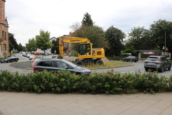 Der Bagger ist bereits auf dem Ostertorkreisel im Einsatz. - © Till Sadlowski