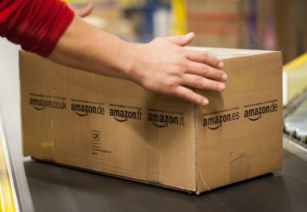 Der Online-Riese Amazon will im Sommer im Kreis Gütersloh starten. - © Picture Alliance
