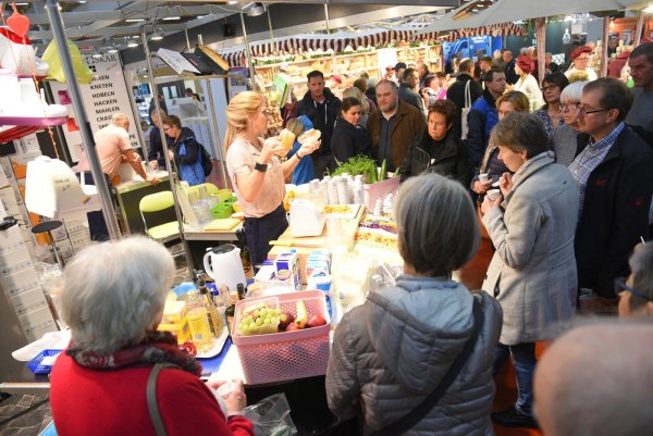 Die Stände auf der Kombi-Messe sind oft dicht umlagert. Immer wieder dürfen die Besucher auch testen und probieren. - © Nicole Ellerbrake
