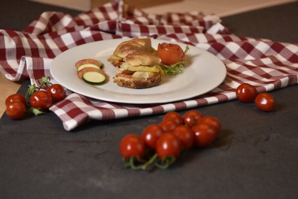 Lippischer Strohsemmel-Burger: Hierzu passt ein frischer Gurkensalat. - © Vera-Gerstendorf-Welle