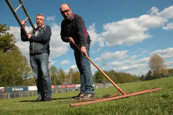 Reinemachen für den großen Tag: Heinz Lenniger (links) und Volker Schröder vom BSV Leese bereiten den Sportplatz für das Fest an und rund um Christi Himmelfahrt vor. Foto: Till Brand - © Till Brand