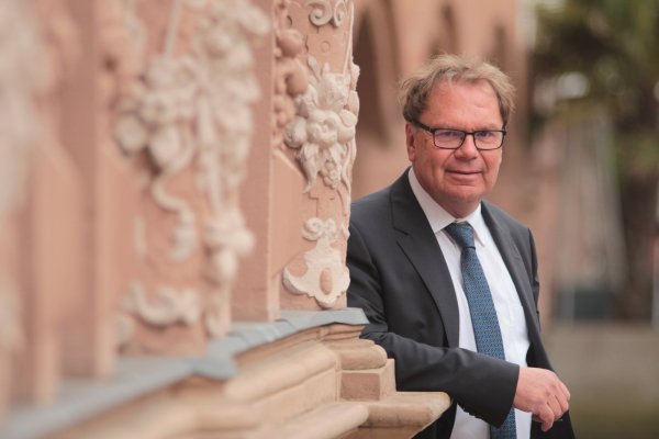 Will politisch kürzer treten: Der Fraktionsvorsitzende der Lemgoer CDU, Dr. Harald Pohlmann, am Apothekenerker des Rathauses. Er strebt mehr Zeit für Familie, Firma und Segeln an – in dieser Reihenfolge. - © Till Brand