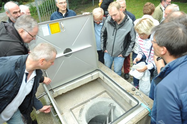 Besichtigung der Zisterne: Die Kommunalpolitiker verschaffen sich einen Überblick über die Trinkwasserversorgung. - © Nicole Ellerbrake