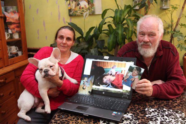 Margitta und Thomas Müller und Therapiehündin Angel mit Fotos von Julian. Das mittlere Bild zeigt ihn kurz vor seinem Tod mit den Therapiehunden Rio und Angel. Links daneben ein Foto des dreijährigen Julian mit Rebecca und rechts ein Bild, da ist er sechs Jahre alt. - © Bernhard Preuss