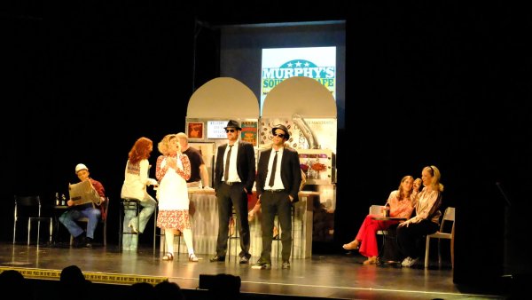 Die Gebrüder Blues stellen die Band wieder zusammen. Und dabei gibt es natürlich viel Musik – vor allem Soul und Funk. Auf der Bühne des Sommertheaters kommt das gut rüber. - © Friedrich Wilhelm Rödding