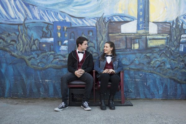 Hannah Baker (Katherine Langford) erzählt in "Tote Mädchen lügen nicht" die fiktive Geschichte ihres Suizids. Auch Mitschüler Clay Jensen (Dylan Minnette) kommt darin vor. - © Netflix