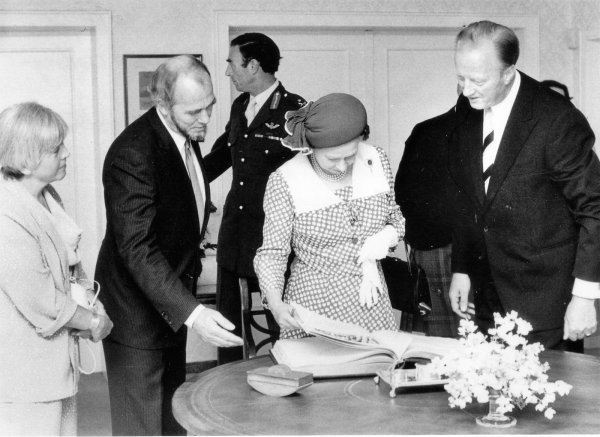 Die Queen in Oerlinghausen im Juli 1985. Beim Empfang im Haus des britischen Generals trug sie sich auch ins Goldene Buch der Stadt ein. Mit dabei waren Bürgermeister Horst Steinkühler und seine Ehefrau Waltraud, sowie der stellvertretende Stadtdirektor Egon Eikelmann (r.). - © Repros: Horst Biere